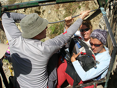 Enrique, Puri y Patrizia acomodndose en la tirolina