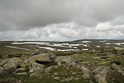 Rocas, neveros y nubes