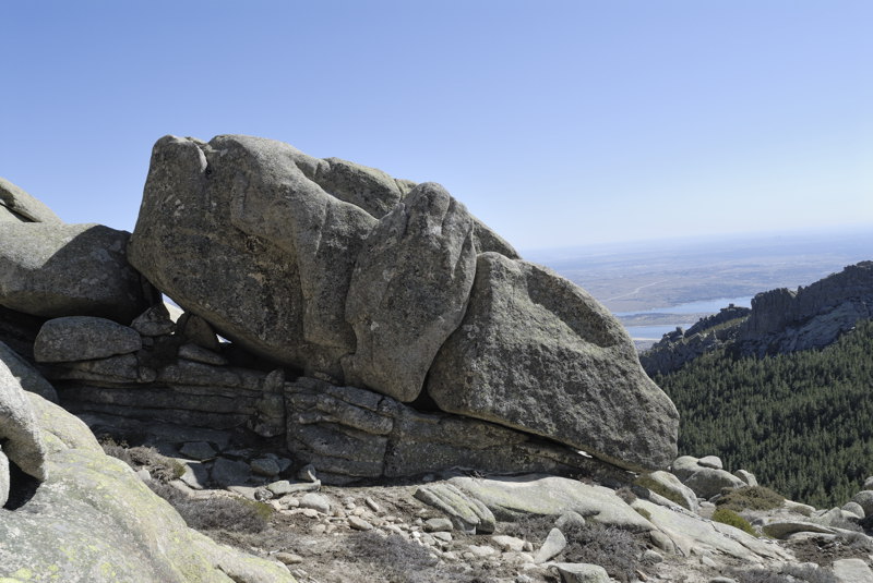 Roca y embalse