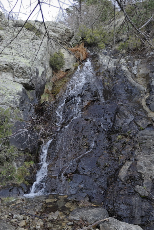 Cada de agua a medio ascenso