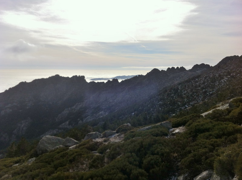 Farallones pedriceros ante el mar de nubes