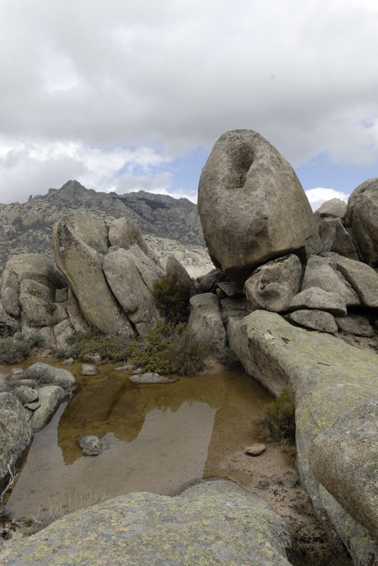 Charco con la pared de Santillana al fondo