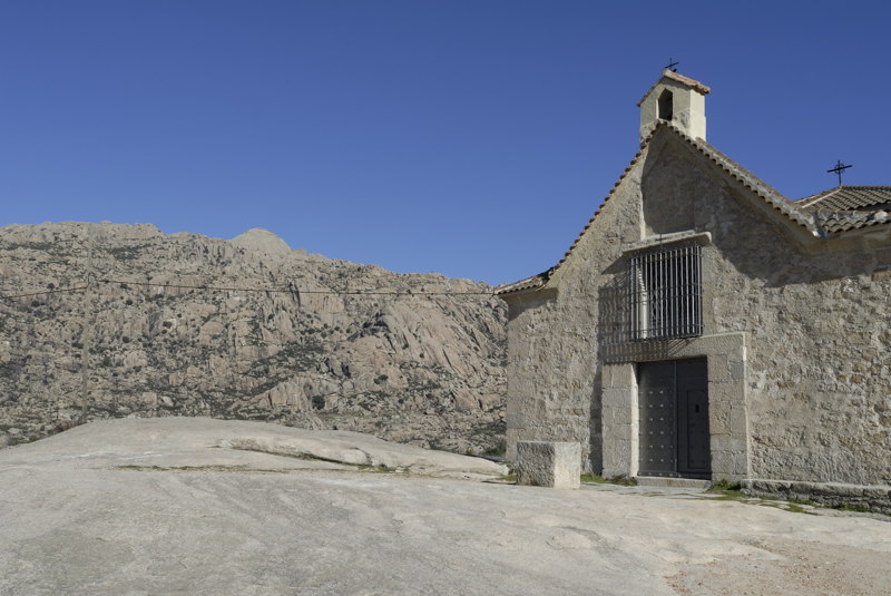 Ermita frente a la Pedriza