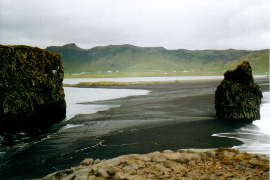 Playa negra en Dyrholaey