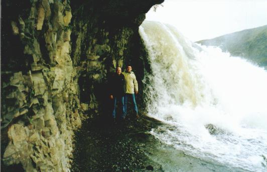 Junto a la cascada