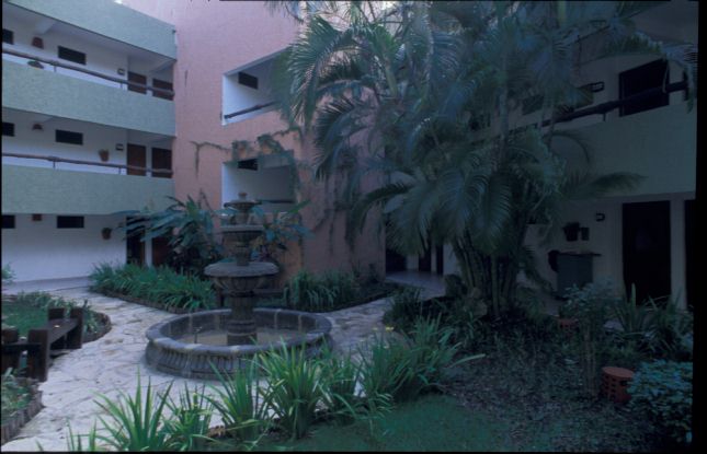 El patio del hotel Casa del Mar